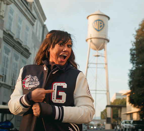 R&B recording artist Allen Stone (center) enjoys a preview of a video recorded by Offbeat Films. Surrounding him are Zags Jess Clement (left of Stone), Danny Chastain (top right), Taylor Pedroza (’13, middle right) and Thomas Ackels (bottom right). Actors included Matt Vergara (’15, inset) and Connor Brenes (’13). 