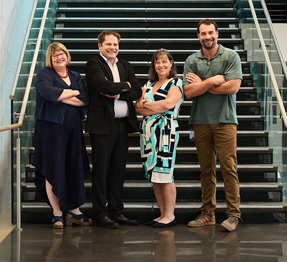 Un profesor y un estudiante observan una pantalla de computadora en un laboratorio